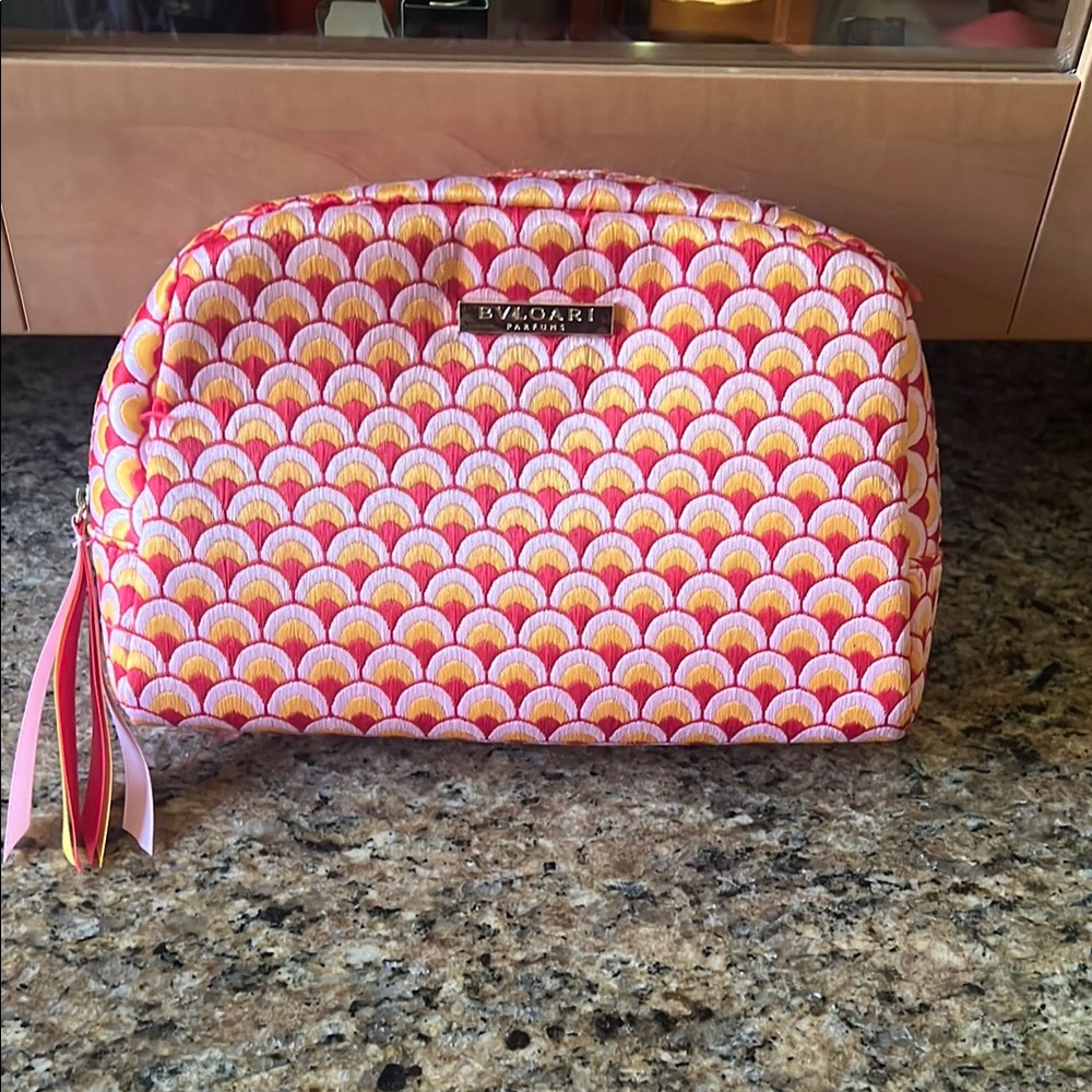 BYZARI Scallop Pattern Cosmetic Bag